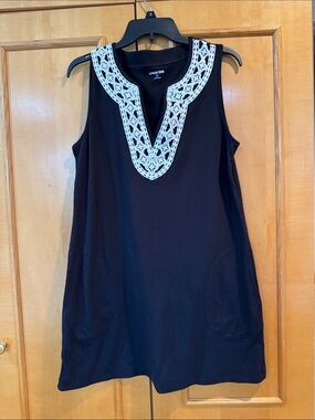 Lands' End Black Sleeveless Tunic with White Crochet V-Neck with pockets🍀🍀